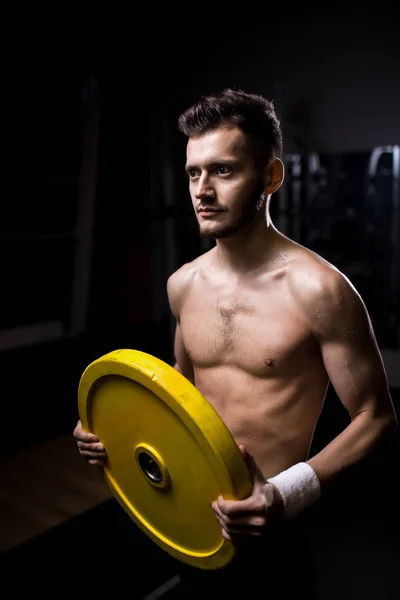Junger Muskulöser Mann Ohne Hemd Mit Schwerer Langhantelscheibe — Stockfoto