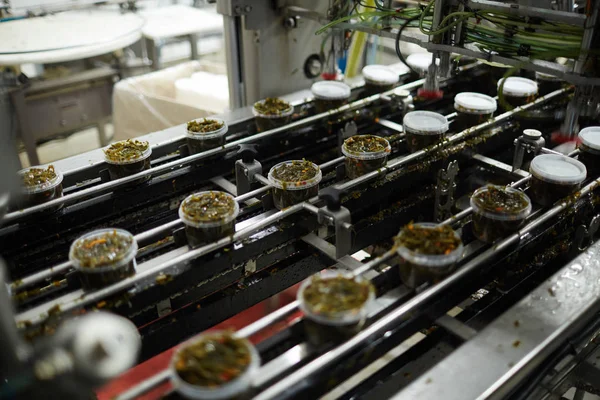 プラスチック容器生産ラインに移動調理海藻サラダ — ストック写真