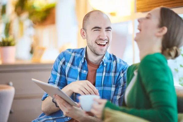 Junger Mann Mit Tablet Und Seine Freundin Lachen Während Sie — Stockfoto