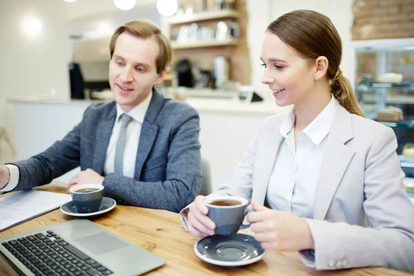 Jóvenes Colegas Exitosos Con Café Viendo Webinar Lugar Trabajo —  Fotos de Stock