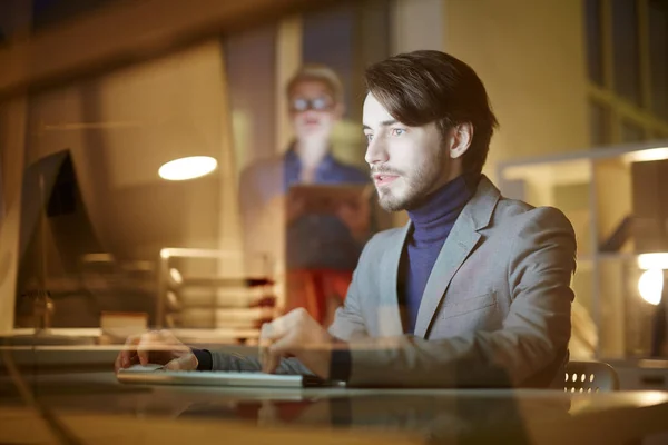 Giovane Che Concentra Sulla Videoconferenza Webinar Uomini Affari Mentre Siede — Foto Stock