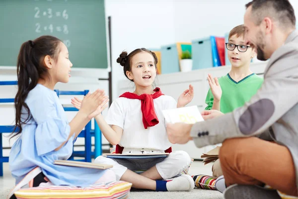 Szorgalmas Schoolkids Tanulás Rímek Szív Közben Megismételve Miután Tanár — Stock Fotó