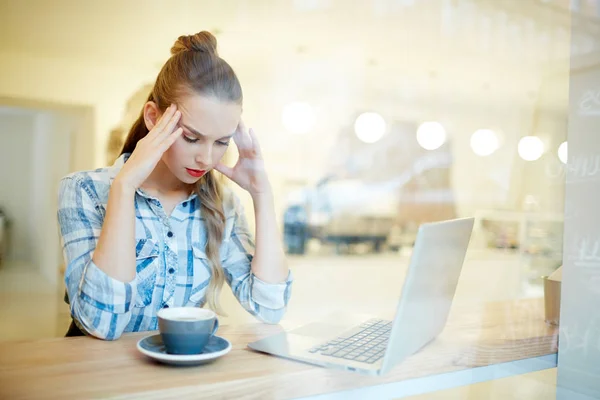 Mujer Joven Cansada Confundida Sentada Frente Computadora Portátil Durante Pausa —  Fotos de Stock