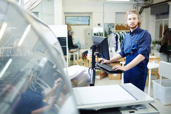 Selbstbewusster Junger Spezialist Der Seine Arbeit Typografiebüro Mit Der Druckmaschine — Stockfoto