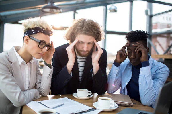 Nadenkend Collega Hoofd Aan Raken Tijdens Het Brainstormen Zoek Naar — Stockfoto