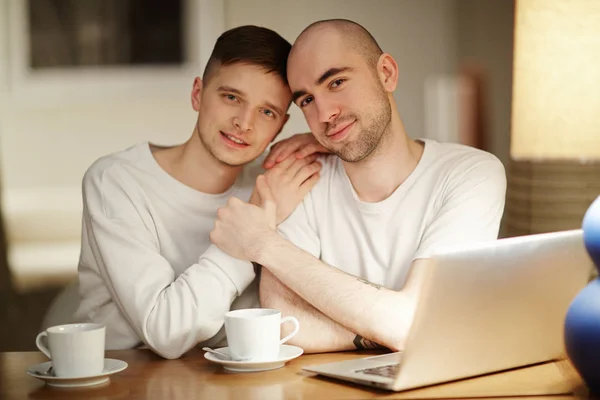 Amorösa Killar Sitter Vid Bordet Med Laptop Framför Och Njuta — Stockfoto