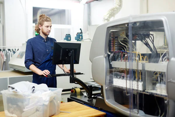 Digitális Tipográfia Szakember Kiválasztása Egy Monitor Előtt Nyomtatási Minták — Stock Fotó