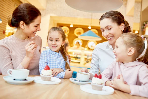 Alegre Jóvenes Mujeres Sus Hijas Teniendo Deliciosas Magdalenas Cafetería — Foto de Stock