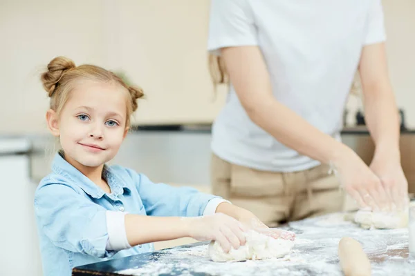 Linda Niña Amasando Masa Mesa Mientras Detiene Madre Sobre Cocina — Foto de Stock