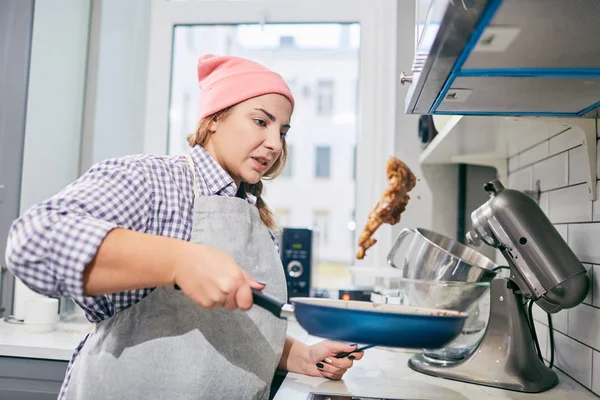 Joven Profesional Sacudiendo Comida Sartén Durante Proceso Cocción —  Fotos de Stock