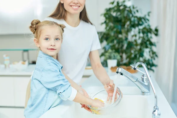 Маленькая Девочка Помогает Матери Мыть Посуду Кухне После Обеда — стоковое фото