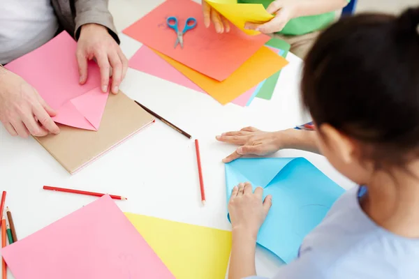 Alunos Ensino Secundário Usando Papel Rosa Azul Fazer Origami — Fotografia de Stock