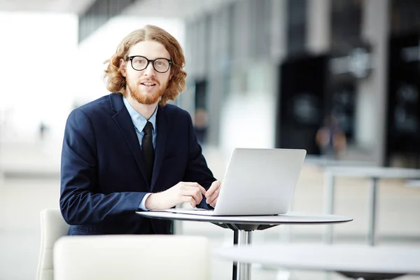 Empresário Confiante Óculos Terno Elegante Sentado Mesa Frente Laptop Lounge — Fotografia de Stock