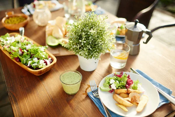 신선한 스무디 샐러드와 구운된 홈메이드 레모네이드와 음식에 테이블에 — 스톡 사진
