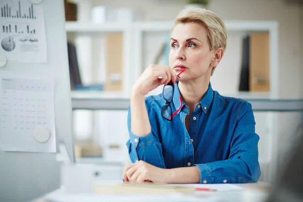 Grave Insegnante Maturo Con Occhiali Pensando Domande Lavoro Sul Posto — Foto Stock