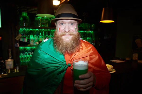 Homem Barbudo Feliz Embrulhado Bandeira Irlandesa Animando Com Copo Cerveja — Fotografia de Stock