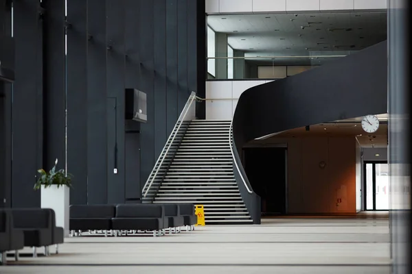 Сходи Кілька Рядів Сидінь Чорної Шкіри Залі Сучасного Аеропорту — стокове фото