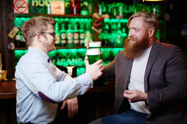 Deux Jeunes Irlandais Assis Dans Pub Trinquant Tout Buvant Bière — Photo