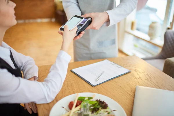 Jonge Vrouwelijke Klant Betalen Voor Voedsel Haar Smartphone Café — Stockfoto