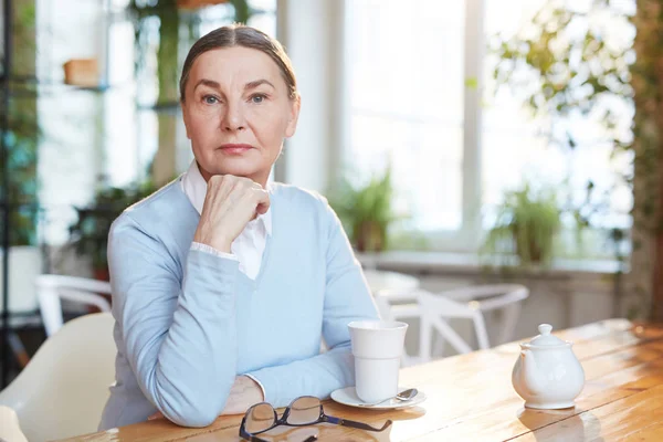 Femme Âgée Sérieuse Tenue Décontractée Assise Table Dans Café Reposant — Photo