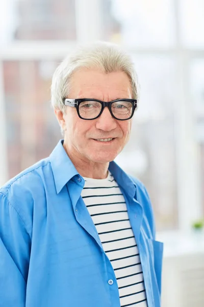 Betagter Geschäftsmann Freizeitkleidung Und Brille Blickt Die Kamera — Stockfoto