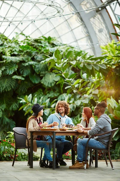 Grupo Jóvenes Amigables Reunidos Por Mesa Jardín Para Almorzar Juntos —  Fotos de Stock