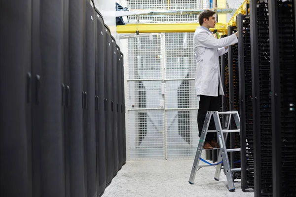 Equipe Escada Reparar Sistema Armazenamento Data Center — Fotografia de Stock