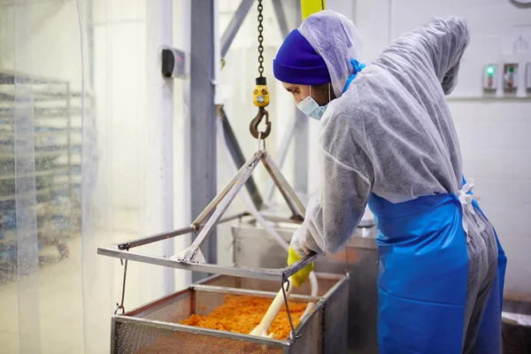 Personnel Usine Poisson Salopette Mélangeant Caviar Rouge Dans Grand Conteneur — Photo