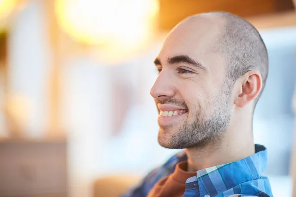 Homem Careca Feliz Com Sorriso Dos Dentes Olhando Para Frente — Fotografia de Stock