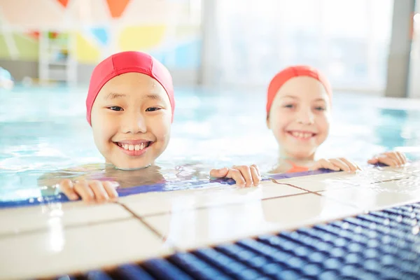 Nadadores Jóvenes Mirando Cámara Con Sonrisas Mientras Están Pie Agua —  Fotos de Stock