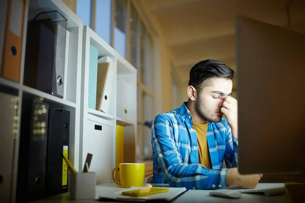 Empresário Cansado Tentando Concentrar Enquanto Está Sentado Frente Monitor Trabalhando — Fotografia de Stock