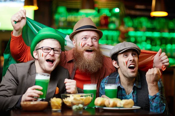 Opgewonden Voetbalfans Met Bier Ierse Vlag Schreeuwen Naar Hun Favoriete — Stockfoto