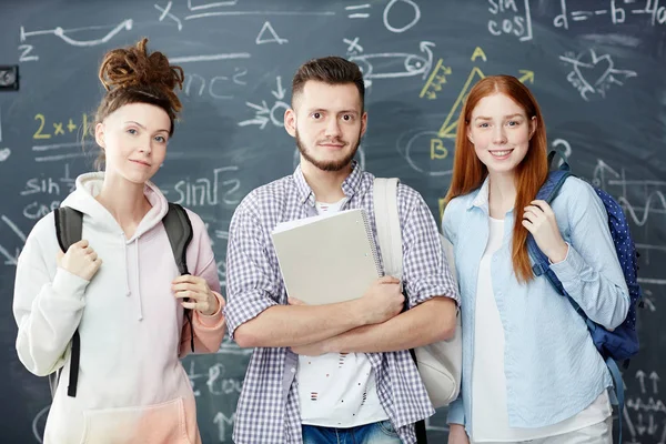 Groep Van Drie Tieners Met Rugzakken Permanent Tegen Schoolbord Met — Stockfoto