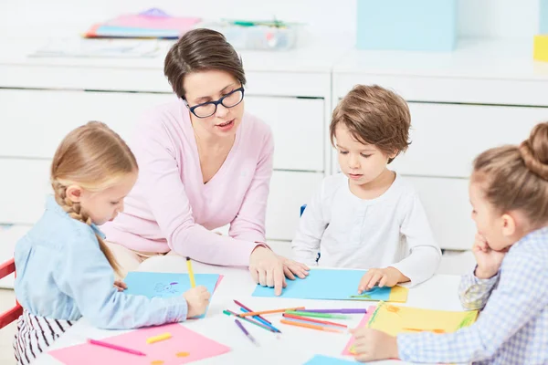 Young Teacher Explaining Little Boy How Draw What Start — Stock Photo, Image