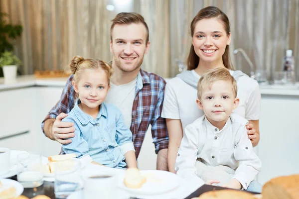 Két Imádnivaló Gyerekek Boldog Szülők Időt Együtt Otthon — Stock Fotó