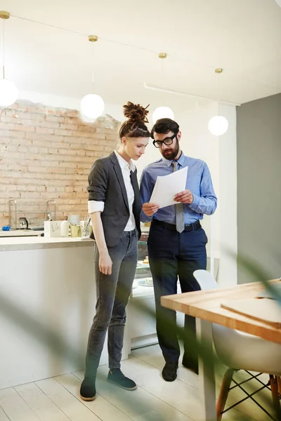 Deux Jeunes Gens Affaires Contrat Lecture Café Autre Document Affaires — Photo