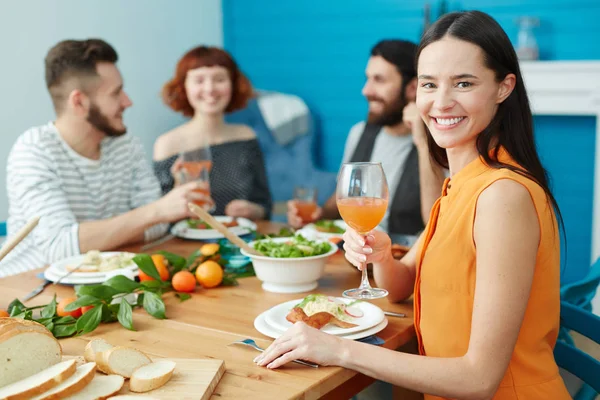 Bonita Joven Ama Casa Con Vino Jugo Sentada Junto Mesa — Foto de Stock