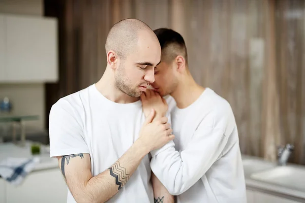 Νεαρός Ομοφυλόφιλος Υποστηρίζοντας Σύντροφό Του Στη Σκληρή Περίοδο Της Ζωής — Φωτογραφία Αρχείου