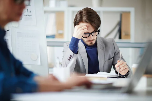 Nadenkend Manager Lezen Zijn Aantekeningen Laptop Terwijl Klaar Voor Zakelijke — Stockfoto