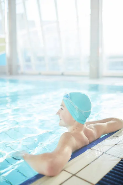 Içinde Kalan Tadını Çıkarırken Yüzme Havuzu Karşı Yaslanmış Mayo Genç — Stok fotoğraf