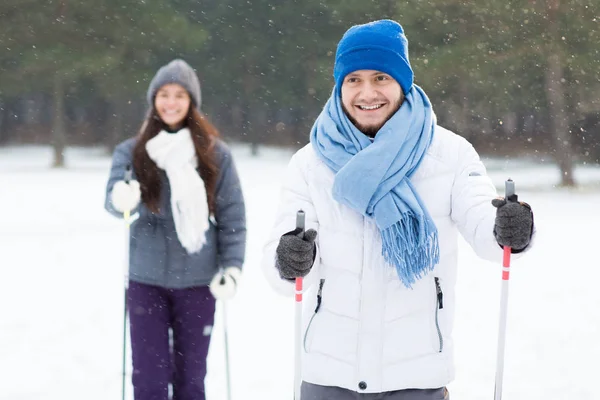 Fiatal Sportos Pár Sportruházat Szabadidő Ski Téli Erdőben Vagy Parkban — Stock Fotó