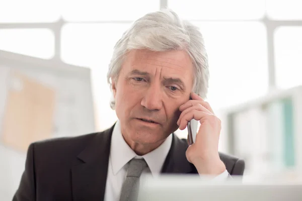 Smart Mogen Man Pratar Med Någon Telefon Medan Arbetande Kontor — Stockfoto