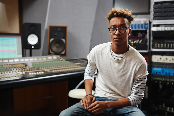 年轻的非洲裔美国人 Deejay 眼镜看着相机 而坐在录音室的记录 — 图库照片