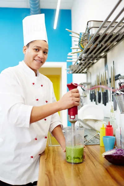 Yerinde Karıştırıcıda Chef Şapka Taze Yeşil Karıştırma Üniforma Kadın Vegs — Stok fotoğraf