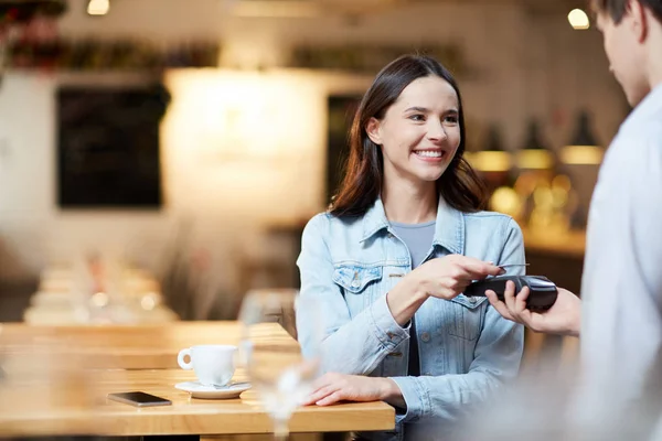 Jovem Mulher Sorridente Com Cartão Segurando Sobre Terminal Pagamento Pagando — Fotografia de Stock