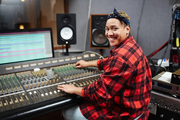 Mutlu genç profesyonel karıştırma ses stüdyoda çalışırken ses