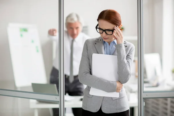 Junge Gestresste Managerin Verlässt Büro Des Wütenden Direktors — Stockfoto