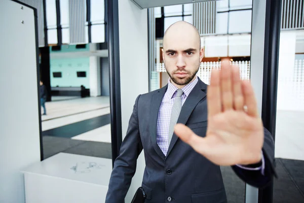 Security Guard Luchthaven Permanent Hekken Tonen Stop Gebaar — Stockfoto