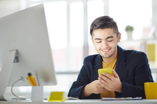 Junge Büroangestellte Mit Smartphone Sms Oder Bestellung Von Geschäftsessen Büro — Stockfoto