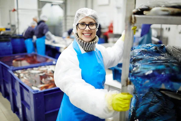 Sonriente Personal Planta Procesamiento Mariscos Empujando Carro Enorme Con Pescado —  Fotos de Stock